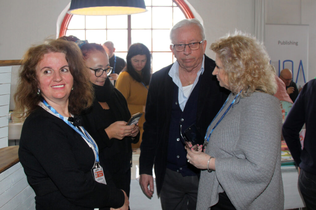 Vasvija Dedić-Bačevac, Amra Kadrić Šijan, Uzeir Bukvić i Aida Zaćiragić na 2. Sajmu bh. knjige u Švedskoj (Göteborg, 2019) Vasvija Dedić-Bačevac, Amra Kadrić Šijan, Uzeir Bukvić i Aida Zaćiragić na 2. Sajmu bh. knjige u Švedskoj (Göteborg, 2019)